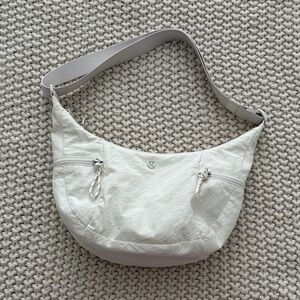 lululemon slouchy sling shoulder bag 6L